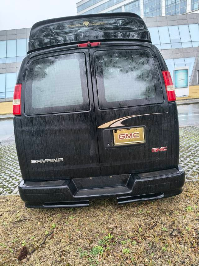 AUTOCANGO has safely delivered this GMC SAVANA to the port, and it is about to embark on its journey to Germany. 3