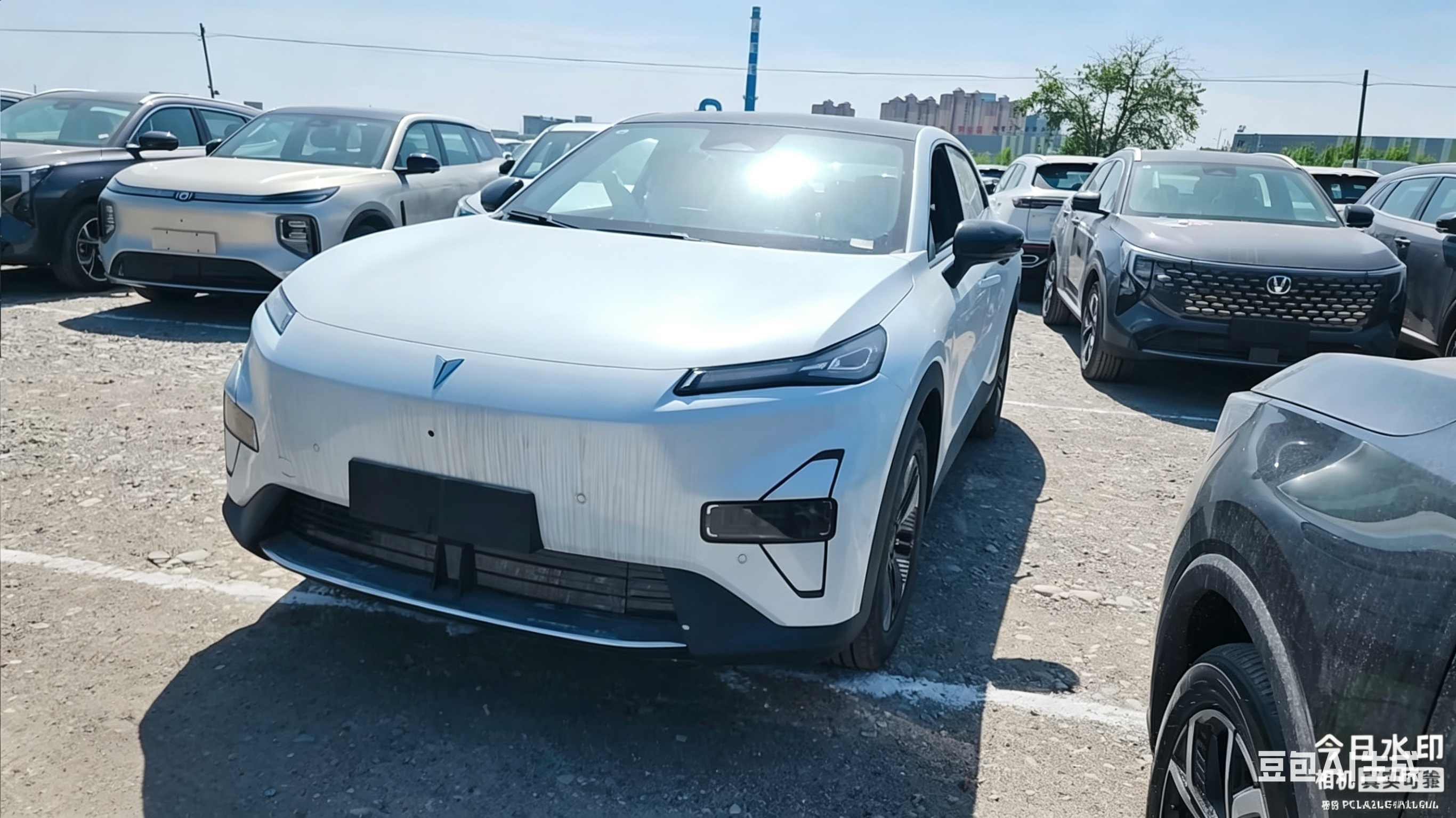 Eight-in-one consolidated delivery. AUTOCANGO’s land freight carpool fleet departs from Khorgos and delivers goods to Tbilisi steadily and efficiently! 4