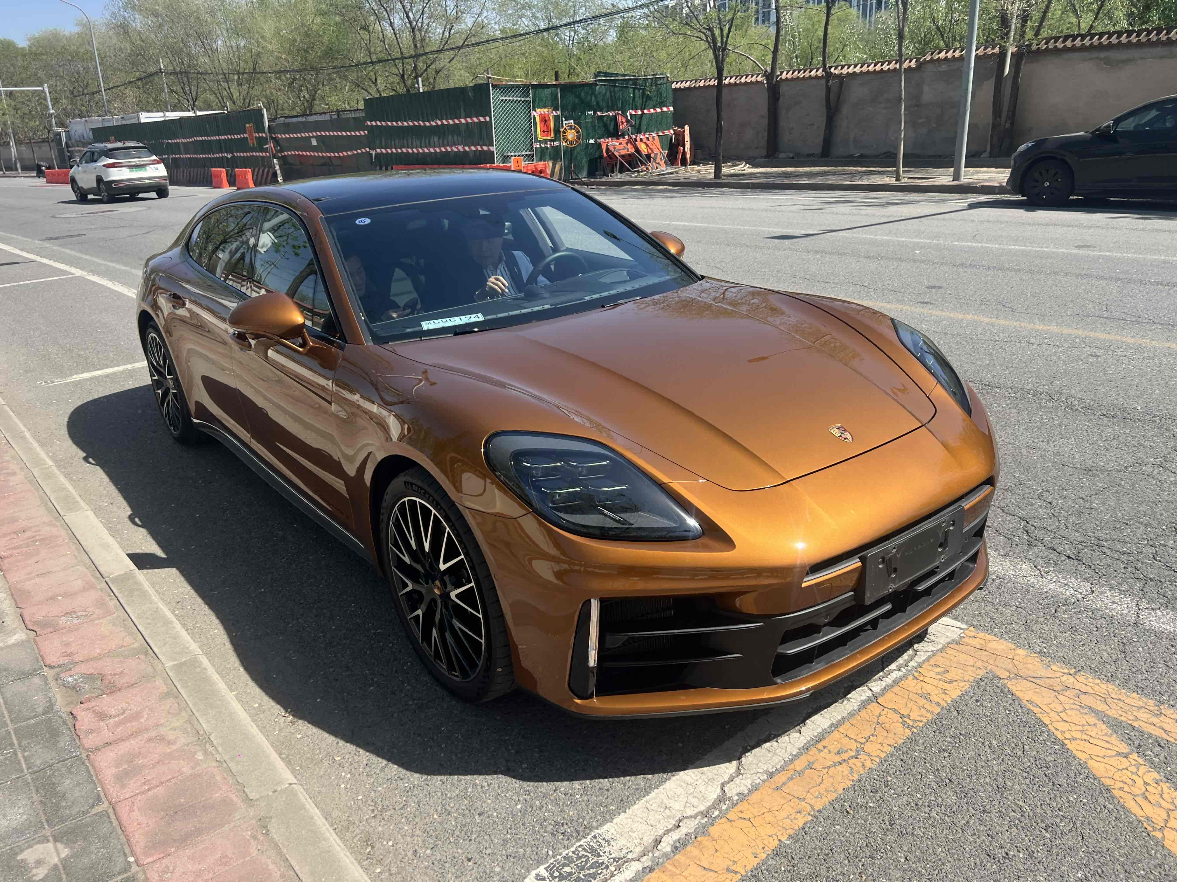 Porsche Panamera! This classic luxury sedan is escorted to the port by AUTOCANGO. 1