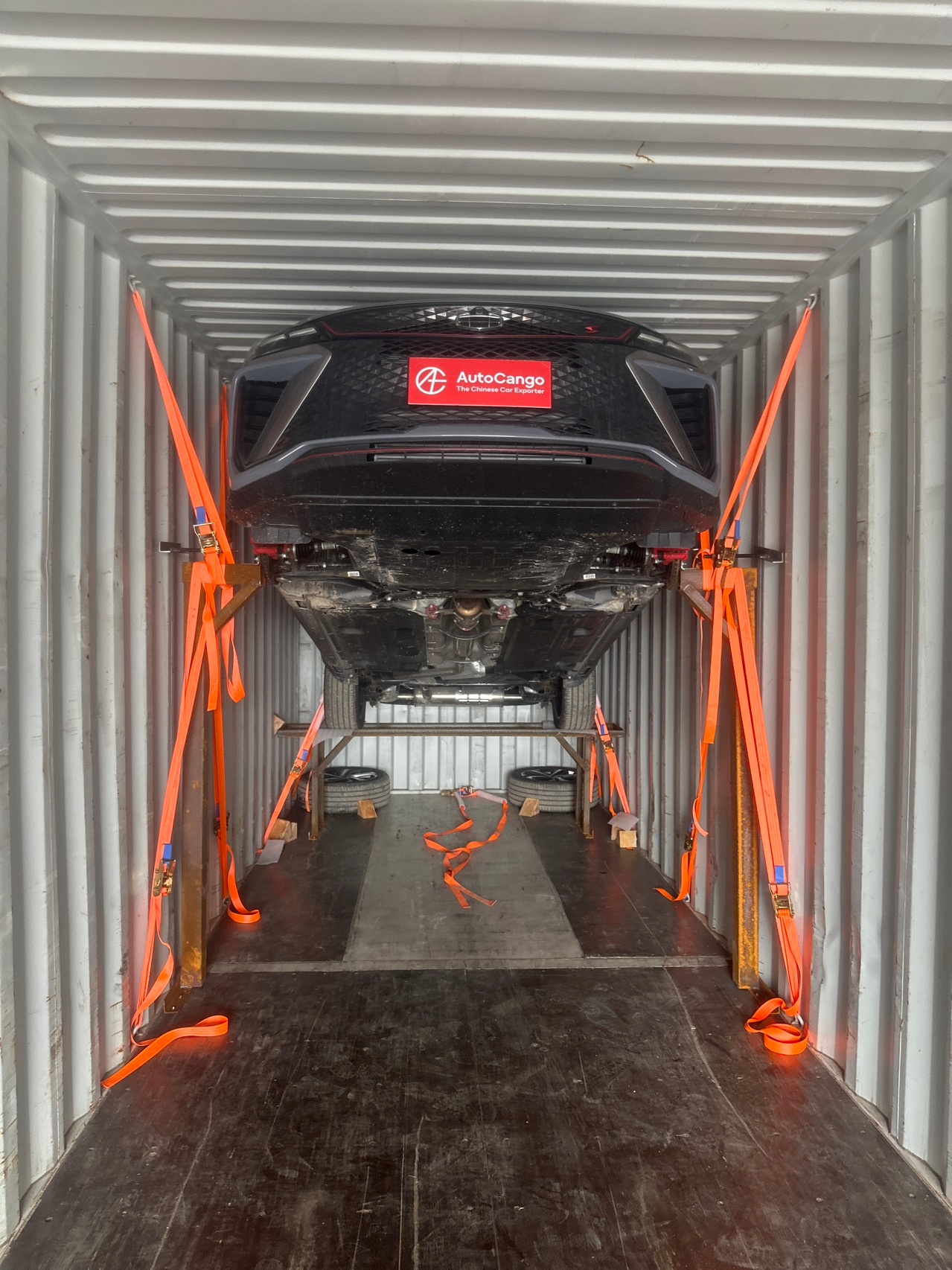 From port to container loading, AUTOCANGO keeps every vehicle in the container safe and sound at every step. 4