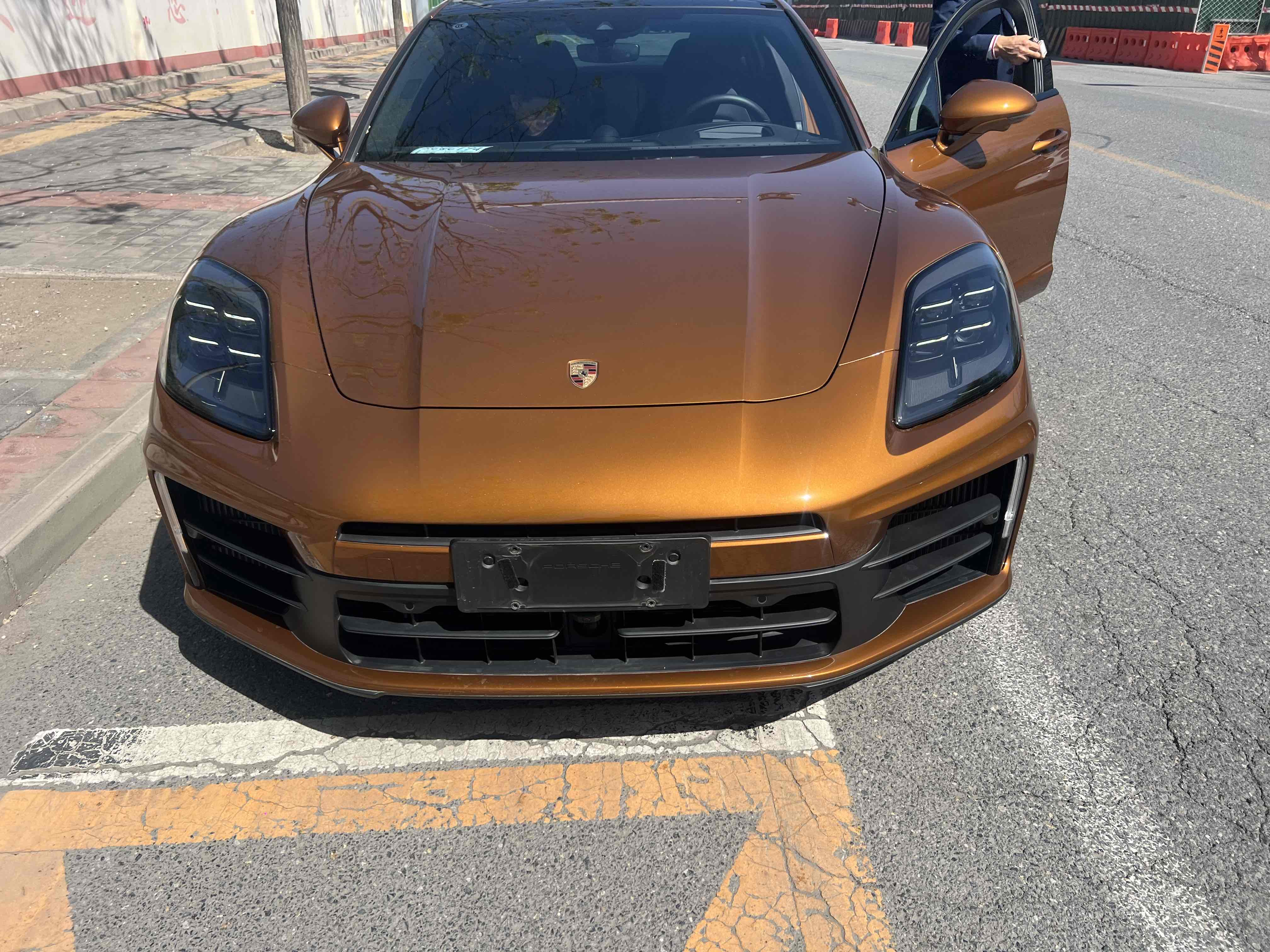 Porsche Panamera! This classic luxury sedan is escorted to the port by AUTOCANGO. 2