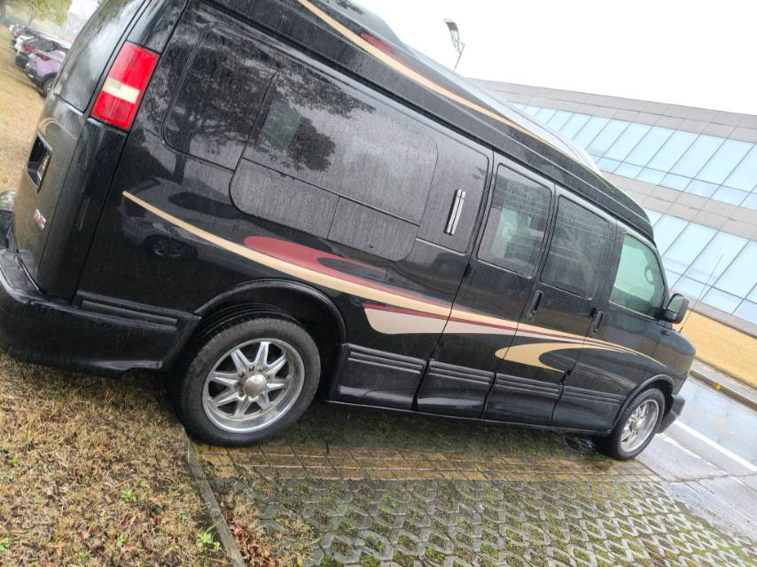 AUTOCANGO has safely delivered this GMC SAVANA to the port, and it is about to embark on its journey to Germany. 4