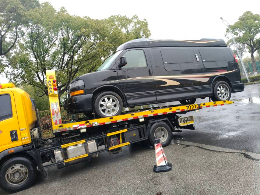 AUTOCANGO has safely delivered this GMC SAVANA to the port, and it is about to embark on its journey to Germany. 2