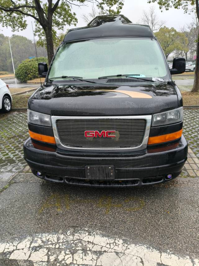 AUTOCANGO has safely delivered this GMC SAVANA to the port, and it is about to embark on its journey to Germany. 1