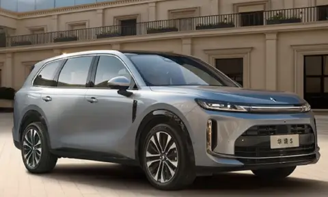 SAIC-GM-Wuling and Huawei launch Huajing S Starting at USD 21,700 autocango,china used car exporter,china ev exporter,chinese used car exporter,chinese used ev exporter