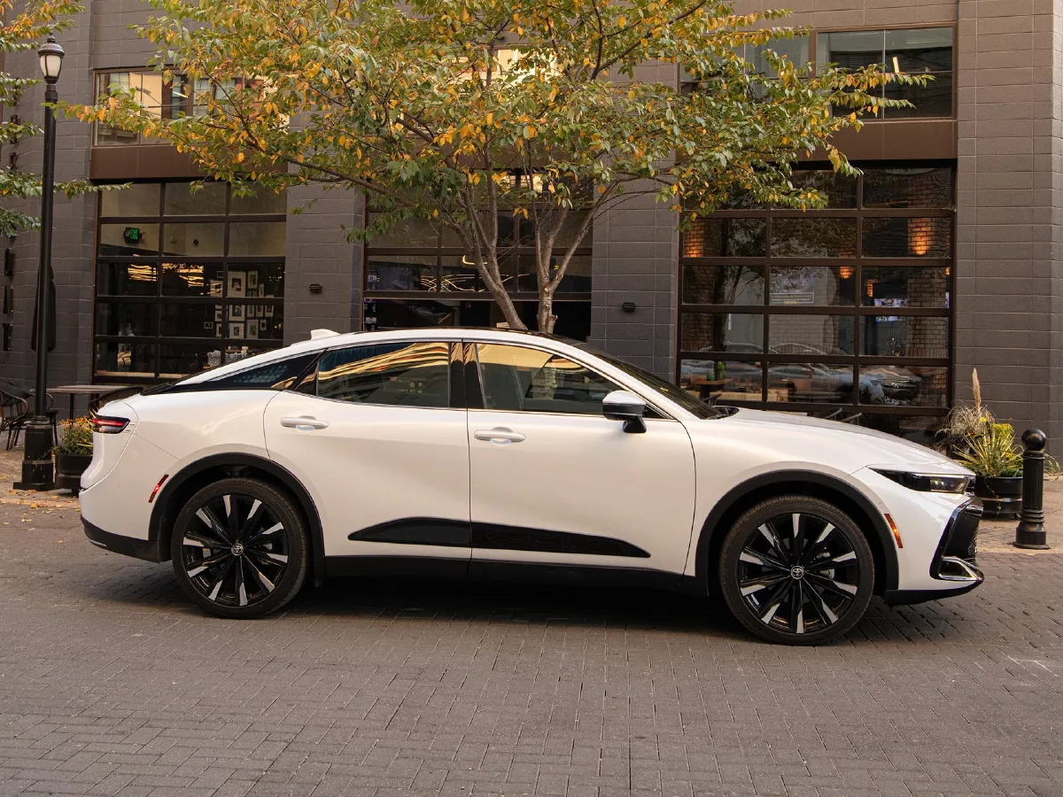 Toyota Crown,autocango,china used car exporter,china ev exporter,chinese used car exporter,chinese used ev exporter