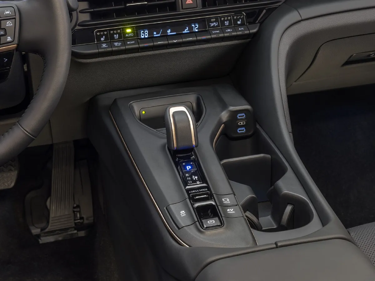 Toyota Crown,autocango,china used car exporter,china ev exporter,chinese used car exporter,chinese used ev exporter