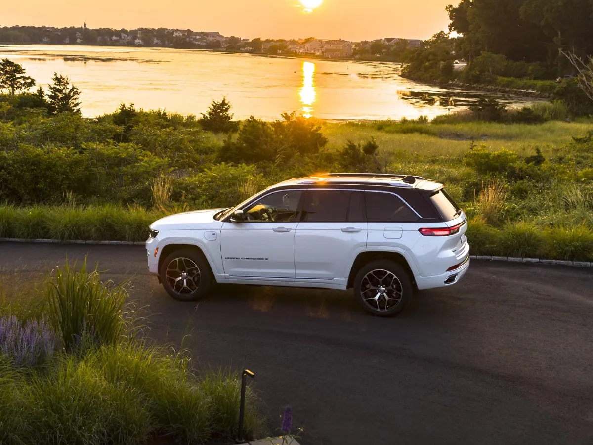 Jeep Grand Cherokee 4XE,autocango,china used car exporter,china ev exporter,chinese used car exporter,chinese used ev exporter