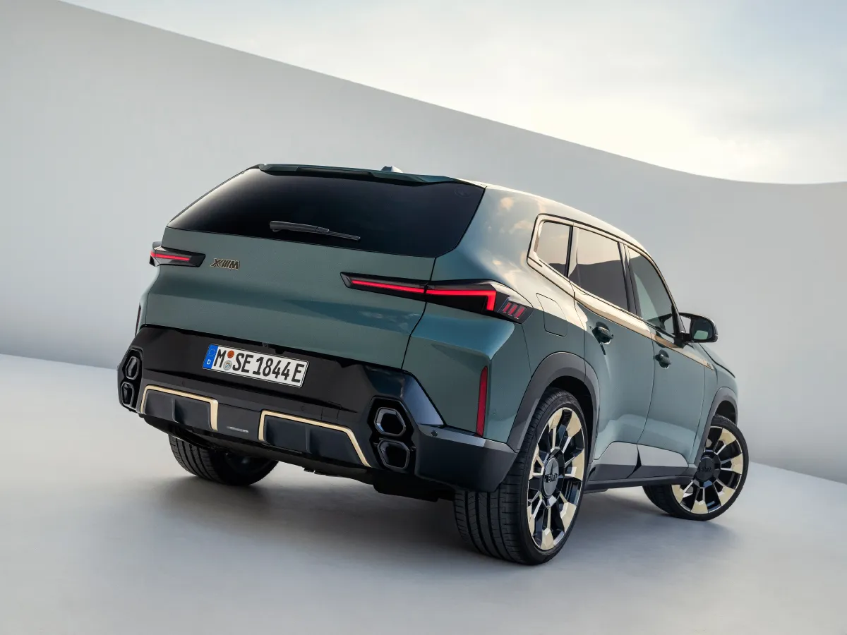 2023 BMW XM 4.4T 585HP V8 8AT PHEV 25.7KWH,autocango,china used car exporter,china ev exporter,chinese used car exporter,chinese used ev exporter