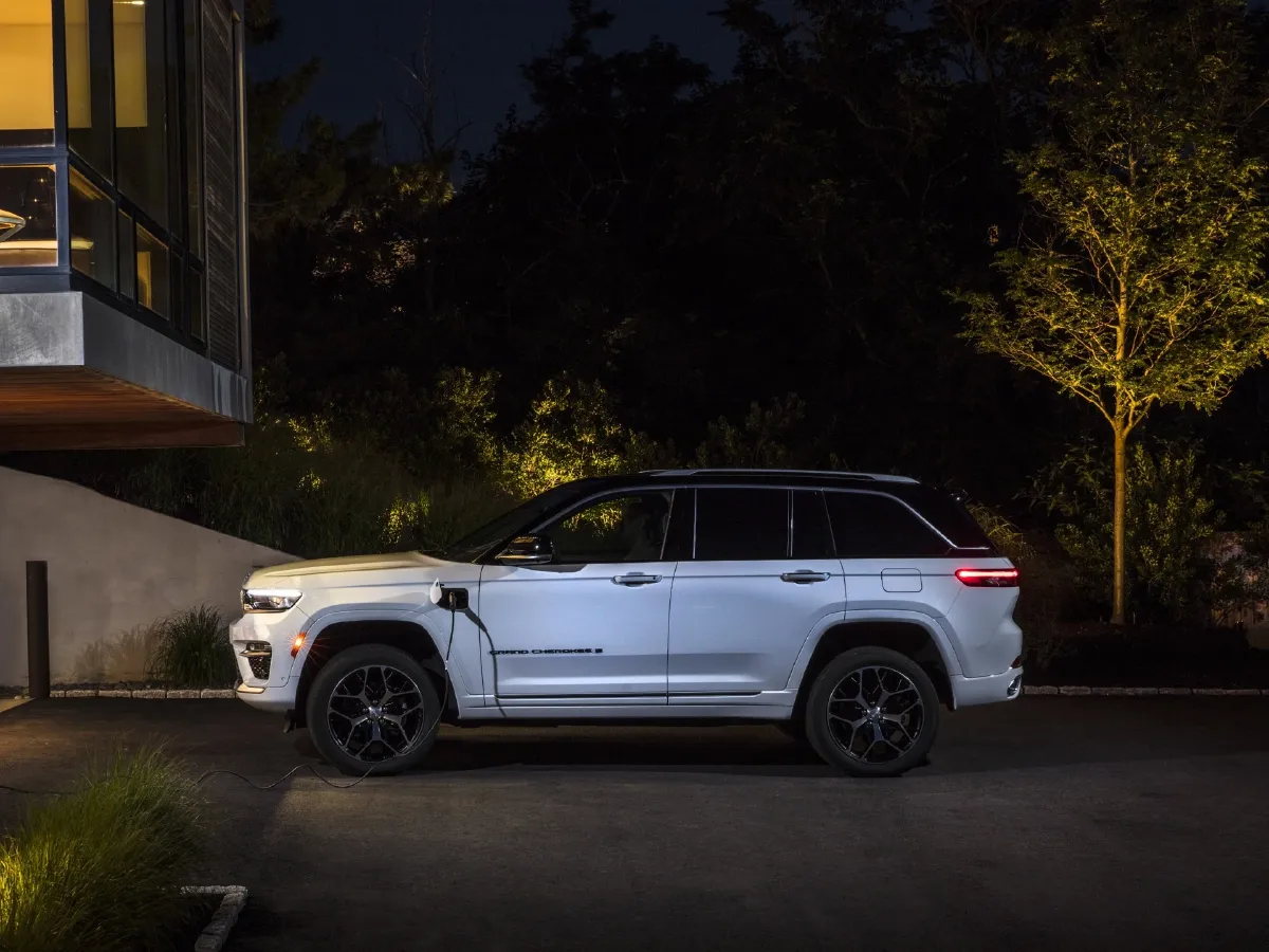 Jeep Grand Cherokee 4XE,autocango,china used car exporter,china ev exporter,chinese used car exporter,chinese used ev exporter