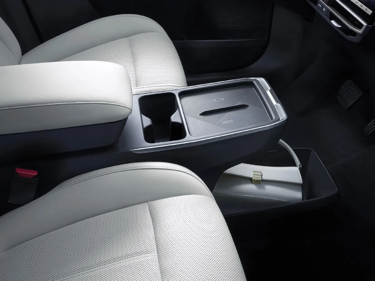 Venucia VX6,autocango,china used car exporter,china ev exporter,chinese used car exporter,chinese used ev exporter