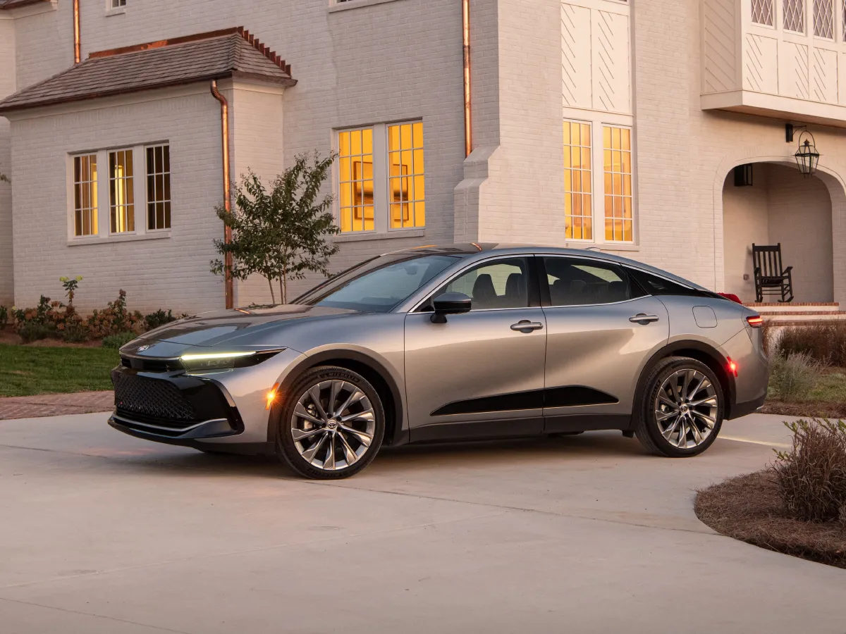 Toyota Crown,autocango,china used car exporter,china ev exporter,chinese used car exporter,chinese used ev exporter