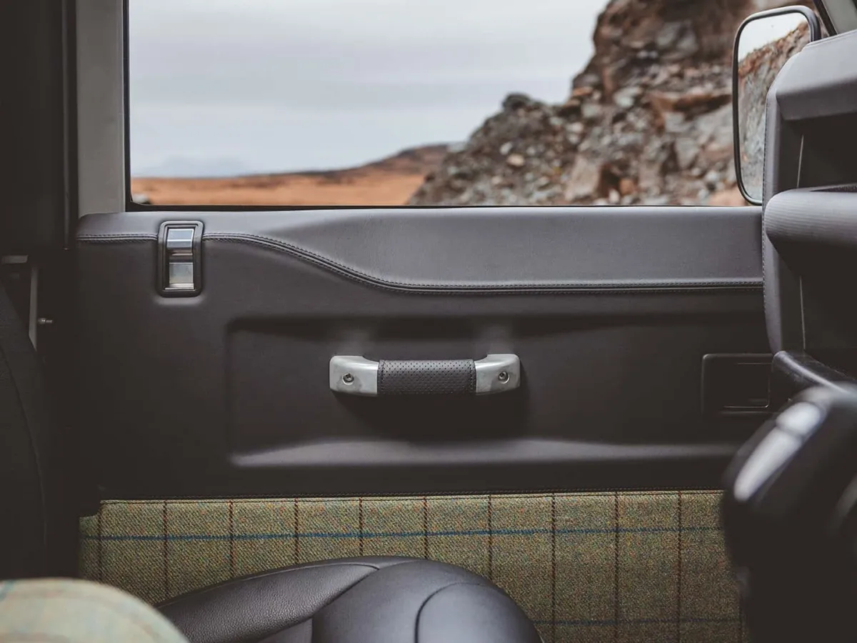 Land Rover Defender,autocango,china used car exporter,china ev exporter,chinese used car exporter,chinese used ev exporter