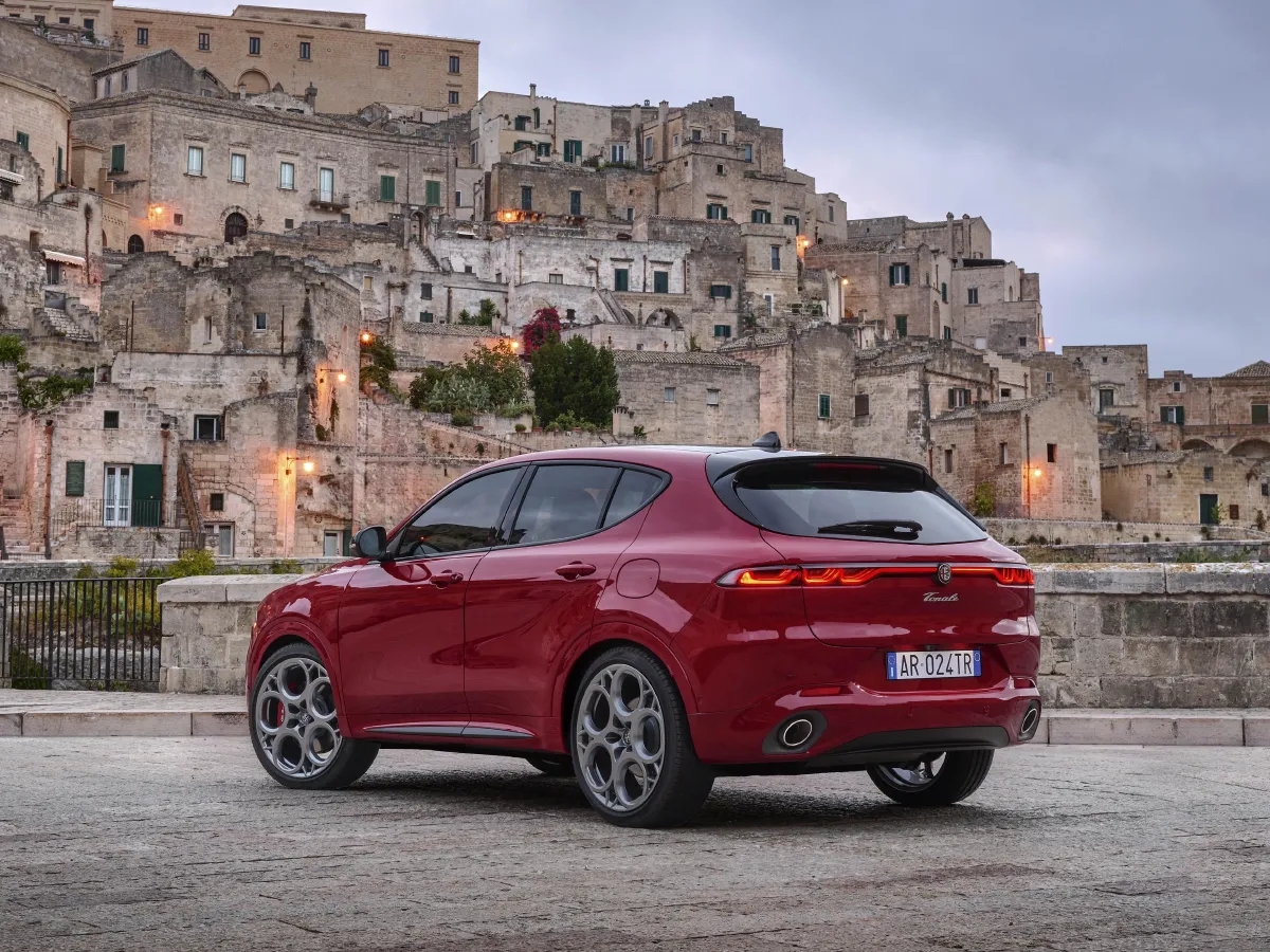 2024 Alfa Romeo Tonale 2.0T 268HP L4 9AT,autocango,china used car exporter,china ev exporter,chinese used car exporter,chinese used ev exporter