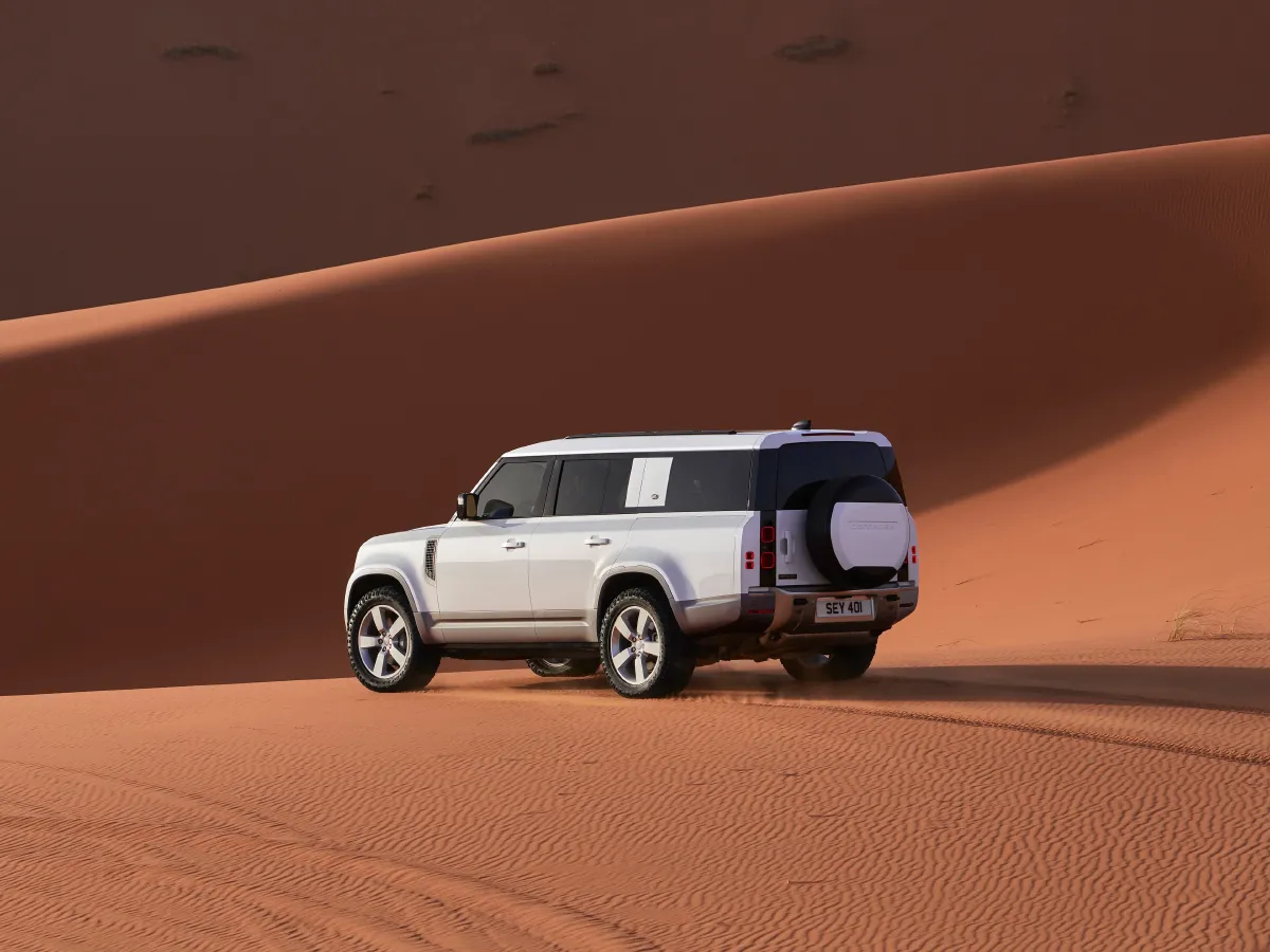 Land Rover Defender,autocango,china used car exporter,china ev exporter,chinese used car exporter,chinese used ev exporter