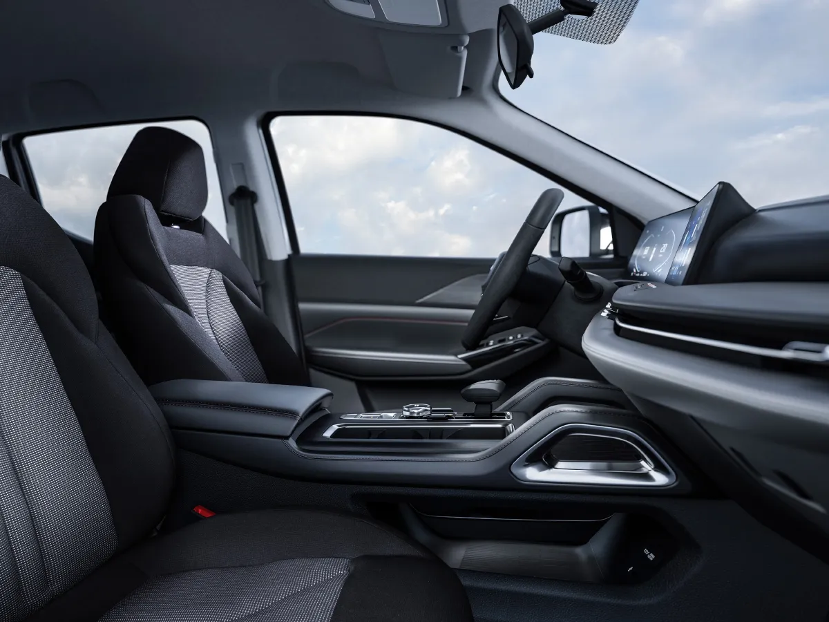 2024 ChangAn F70 Blue Whale 2.0T 233HP L4 6MT,autocango,china used car exporter,china ev exporter,chinese used car exporter,chinese used ev exporter