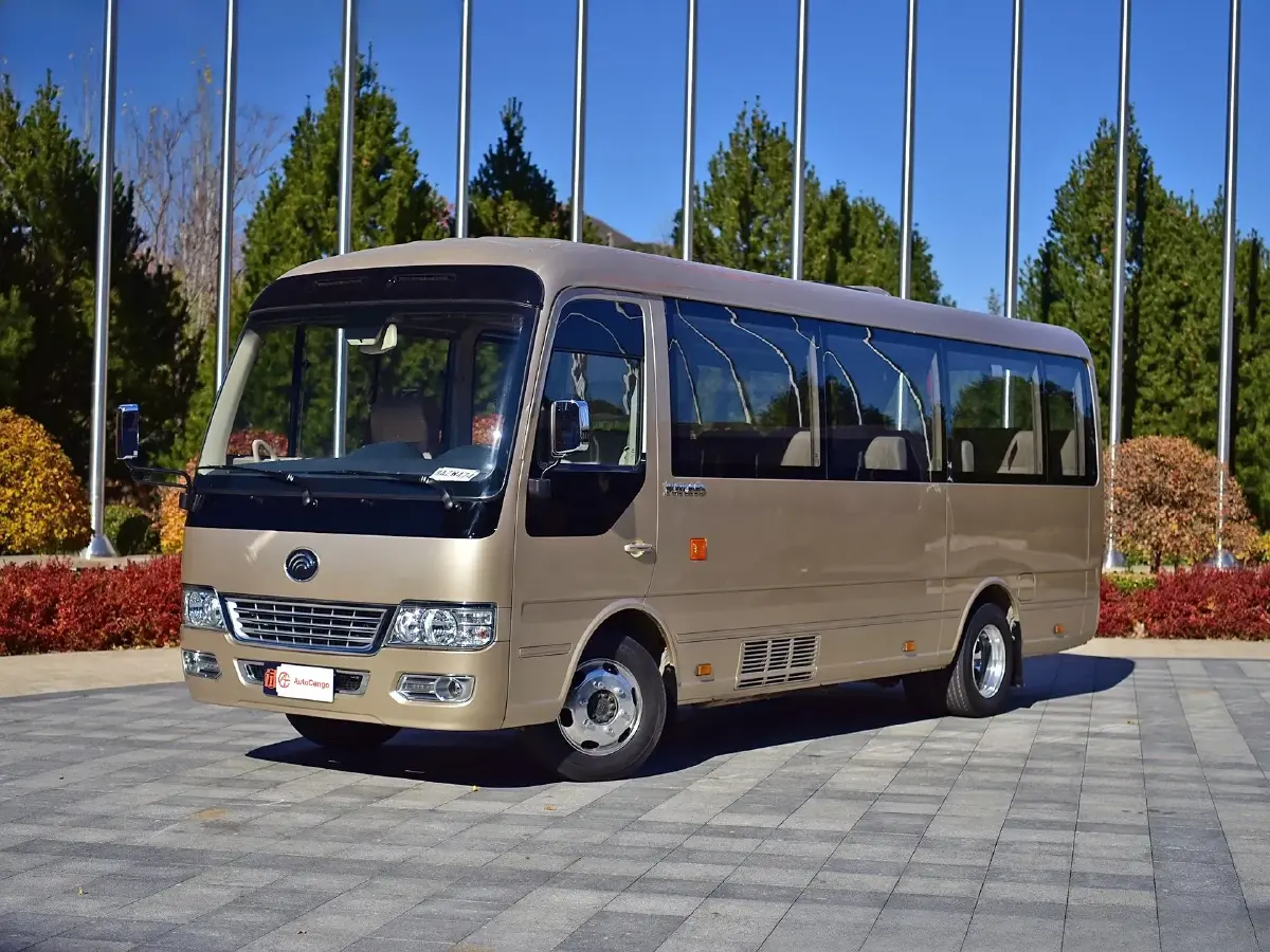 2017 YuTong T7 6.0L 316HP V8 6AT