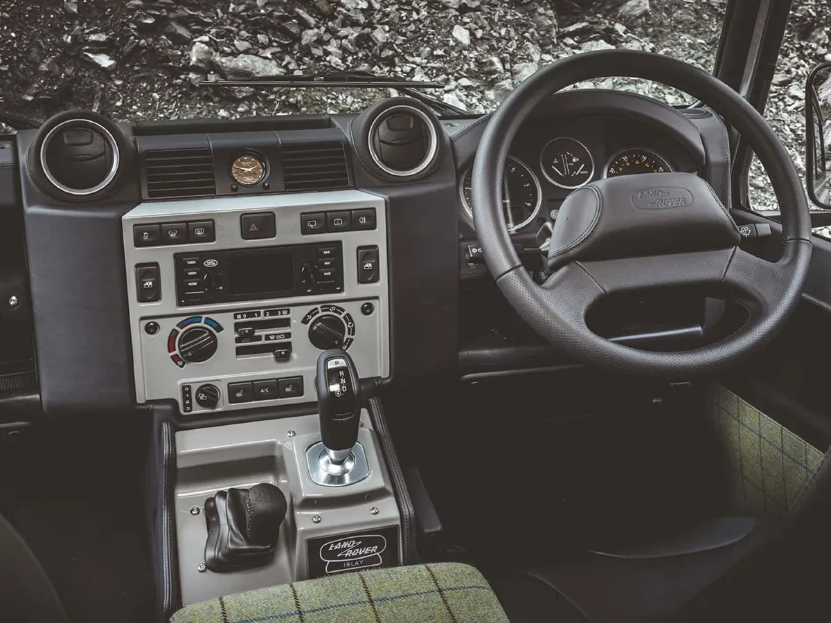 Land Rover Defender,autocango,china used car exporter,china ev exporter,chinese used car exporter,chinese used ev exporter