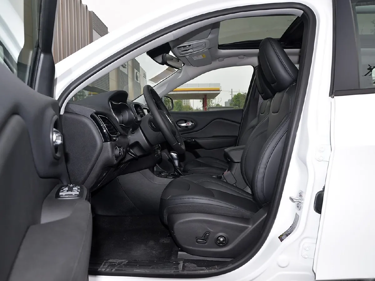 Jeep Cherokee,autocango,china used car exporter,china ev exporter,chinese used car exporter,chinese used ev exporter