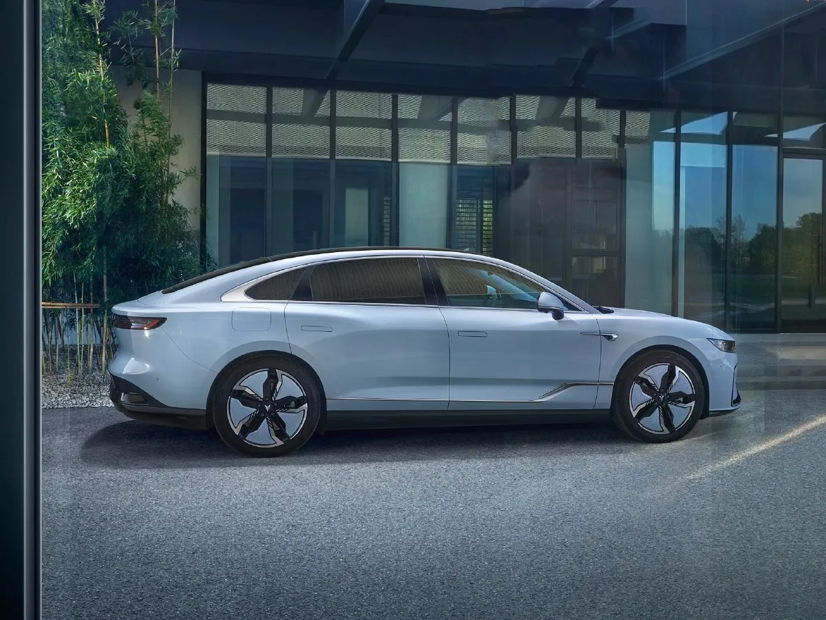 Voyah ZhuiGuang,autocango,china used car exporter,china ev exporter,chinese used car exporter,chinese used ev exporter