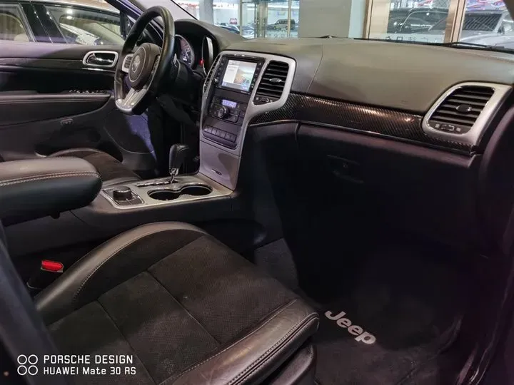 2013 Jeep Grand Cherokee SRT 6.4L 468HP V8 5AT,autocango,china used car exporter,china ev exporter,chinese used car exporter,chinese used ev exporter