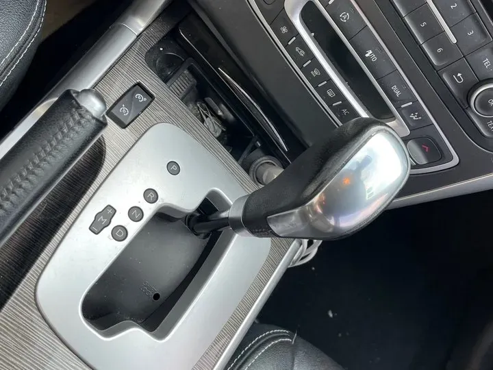 2013 Renault  Latitude 2.0L 139HP L4 CVT,autocango,china used car exporter,china ev exporter,chinese used car exporter,chinese used ev exporter