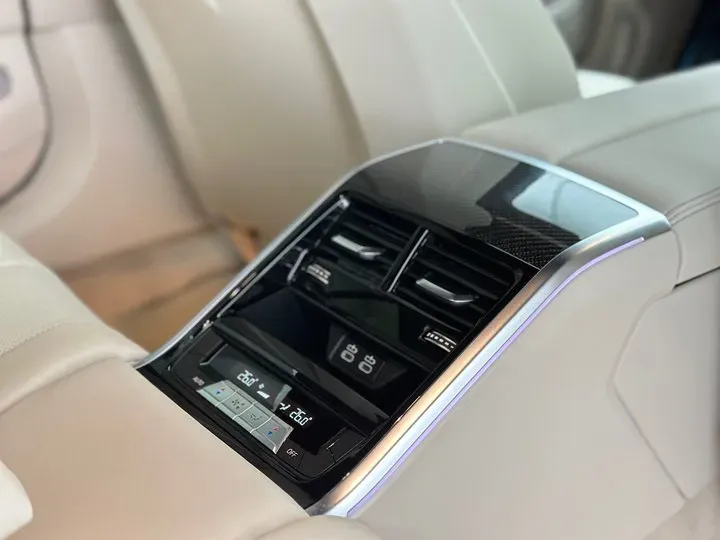 2022 BMW M8 4.4T 625HP V8 8AT,autocango,china used car exporter,china ev exporter,chinese used car exporter,chinese used ev exporter