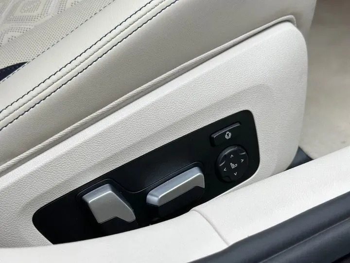 2022 BMW M8 4.4T 625HP V8 8AT,autocango,china used car exporter,china ev exporter,chinese used car exporter,chinese used ev exporter