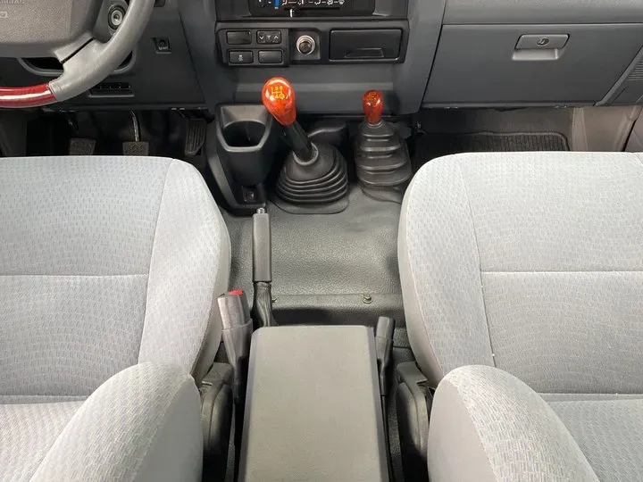 2005 Toyota Land Cruiser 4.5L 211HP L6 4AT,autocango,china used car exporter,china ev exporter,chinese used car exporter,chinese used ev exporter