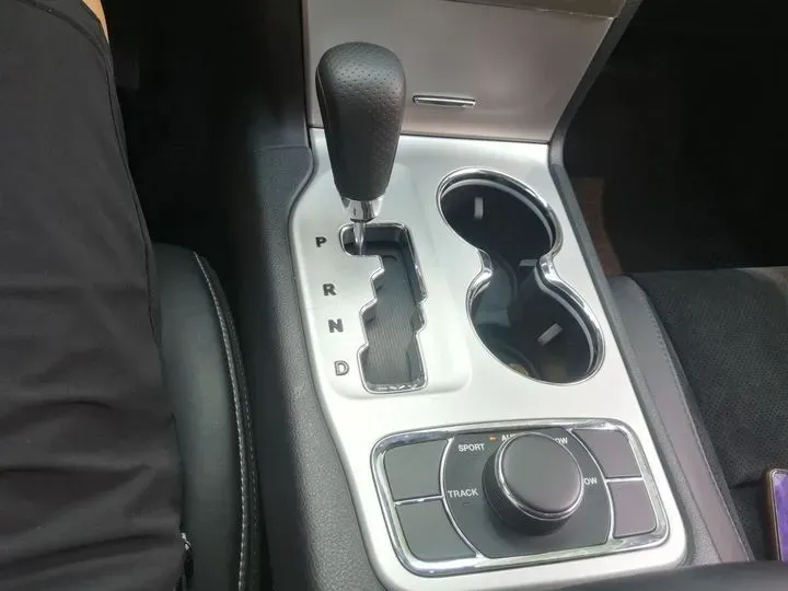 2013 Jeep Grand Cherokee SRT 6.4L 468HP V8 5AT,autocango,china used car exporter,china ev exporter,chinese used car exporter,chinese used ev exporter