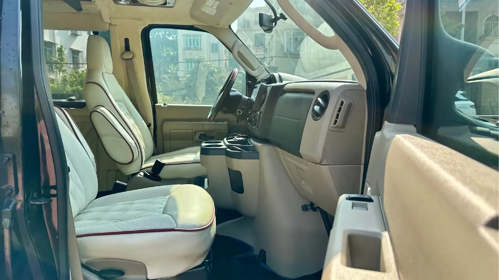 2011 Ford E350 5.4L 258HP V8 5AT,autocango,china used car exporter,china ev exporter,chinese used car exporter,chinese used ev exporter