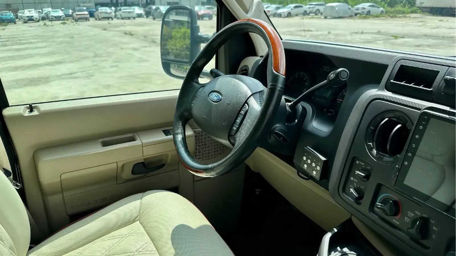 2011 Ford E350 5.4L 258HP V8 5AT,autocango,china used car exporter,china ev exporter,chinese used car exporter,chinese used ev exporter