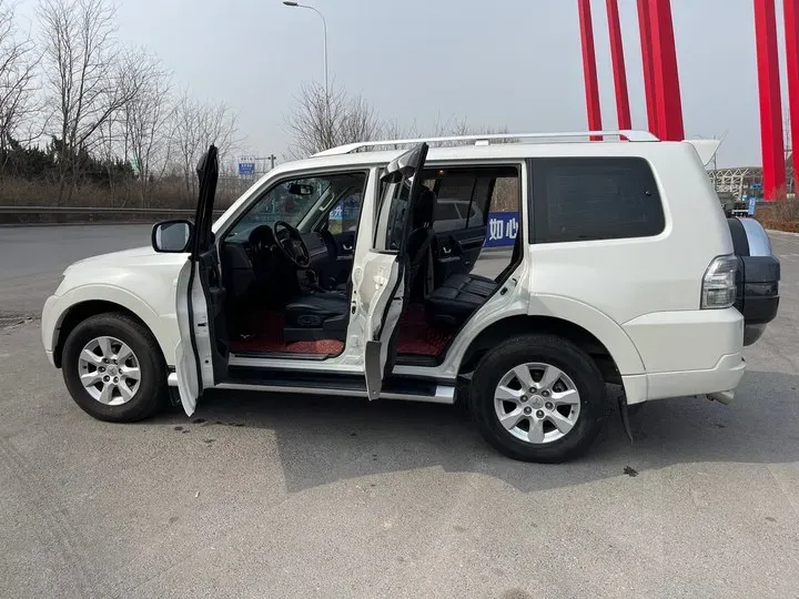 2016 Mitsubishi Pajero 3.0L 177HP V6 5AT,autocango,china used car exporter,china ev exporter,chinese used car exporter,chinese used ev exporter