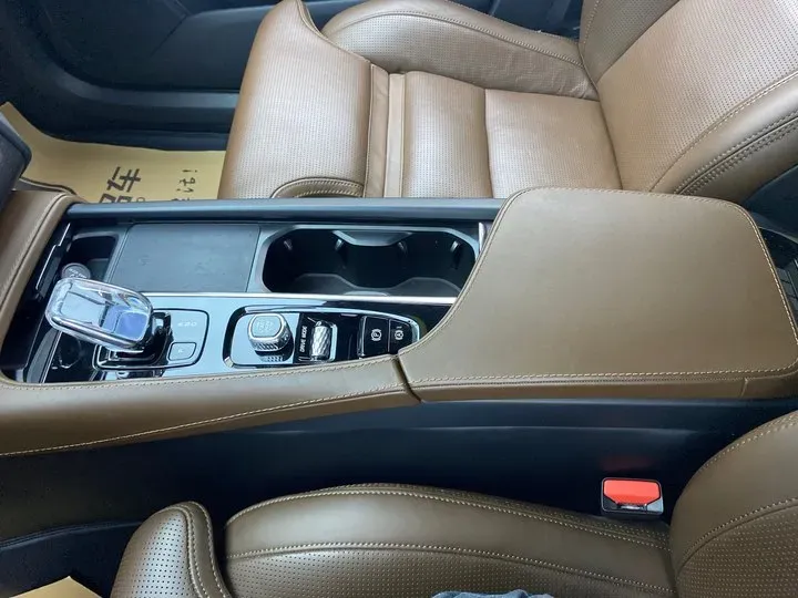 2021 Volvo XC90 2.0T 303HP L4 8AT PHEV 11.6KWH,autocango,china used car exporter,china ev exporter,chinese used car exporter,chinese used ev exporter