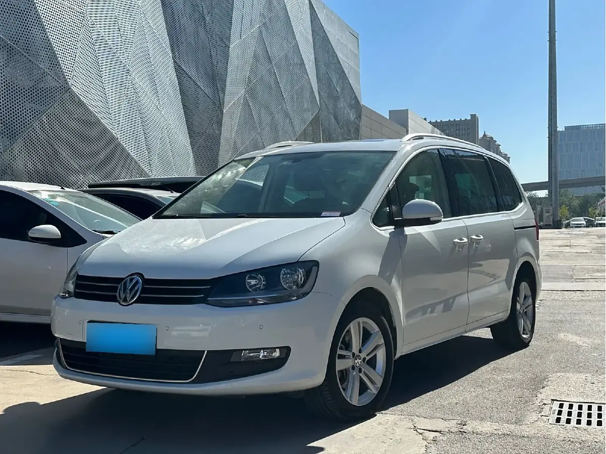 2018 Volkswagen Sharan 2.0T 220HP L4 6DCT