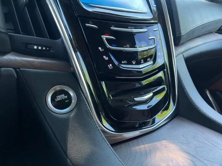 2013 Cadillac ESCALADE 6.2L 409HP V8 6AT,autocango,china used car exporter,china ev exporter,chinese used car exporter,chinese used ev exporter