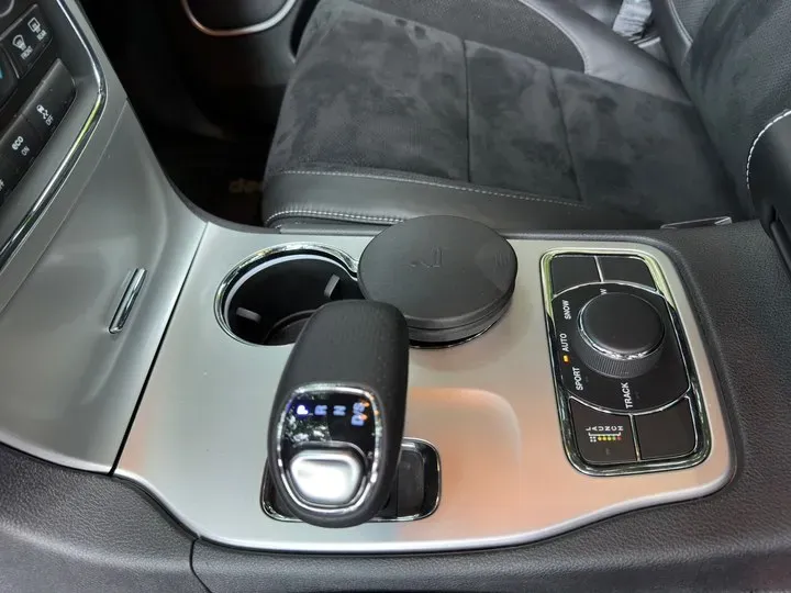 2014 Jeep Grand Cherokee SRT 6.4L 468HP V8 8AT,autocango,china used car exporter,china ev exporter,chinese used car exporter,chinese used ev exporter