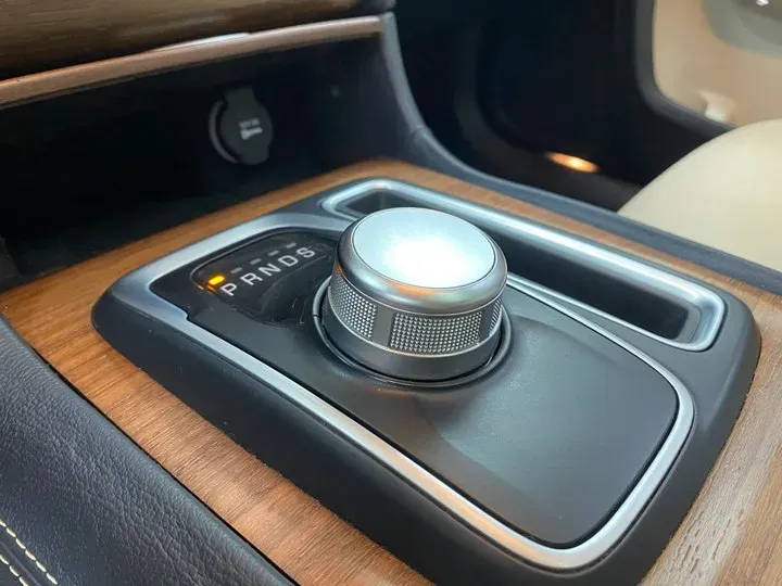 2016 Chrysler 300C 3.0L 234HP V6 8AT,autocango,china used car exporter,china ev exporter,chinese used car exporter,chinese used ev exporter