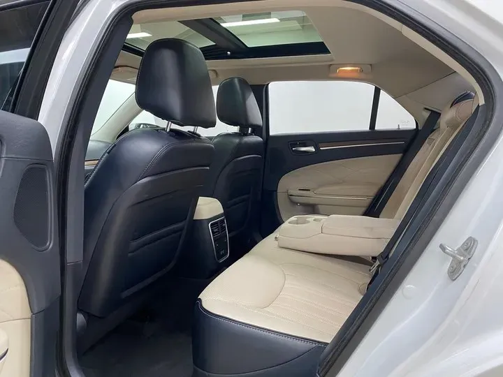 2016 Chrysler 300C 3.0L 234HP V6 8AT,autocango,china used car exporter,china ev exporter,chinese used car exporter,chinese used ev exporter