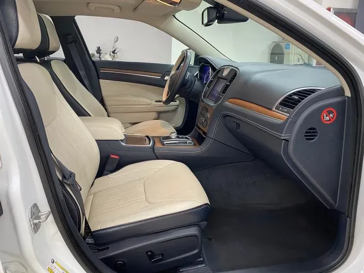 2016 Chrysler 300C 3.0L 234HP V6 8AT,autocango,china used car exporter,china ev exporter,chinese used car exporter,chinese used ev exporter