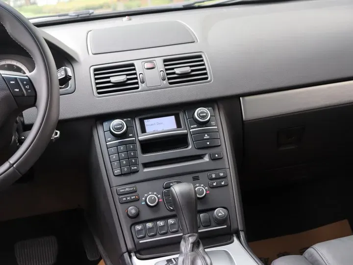 2014 Volvo XC Classic 2.5T 209HP L5 5AT,autocango,china used car exporter,china ev exporter,chinese used car exporter,chinese used ev exporter