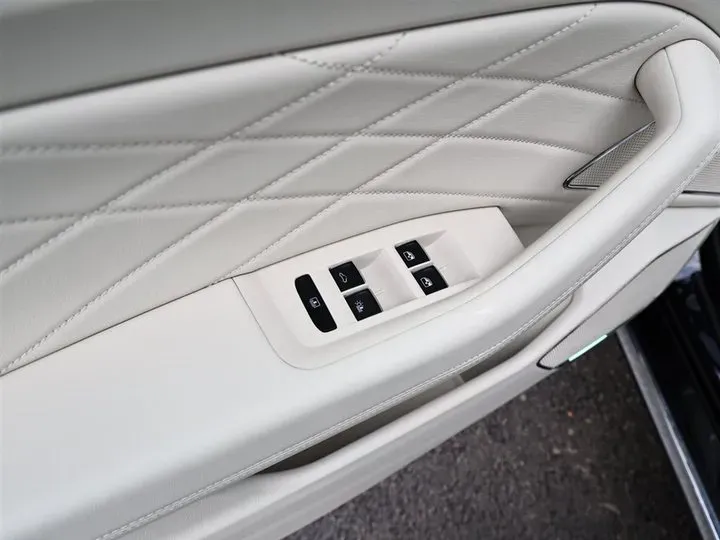 2021 Volkswagen Phideon 2.0T 224HP L4 7DCT,autocango,china used car exporter,china ev exporter,chinese used car exporter,chinese used ev exporter