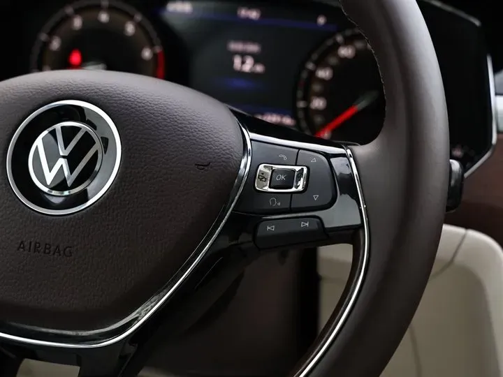 2021 Volkswagen Phideon 2.0T 224HP L4 7DCT,autocango,china used car exporter,china ev exporter,chinese used car exporter,chinese used ev exporter