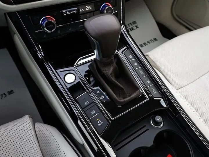 2021 Volkswagen Phideon 2.0T 224HP L4 7DCT,autocango,china used car exporter,china ev exporter,chinese used car exporter,chinese used ev exporter