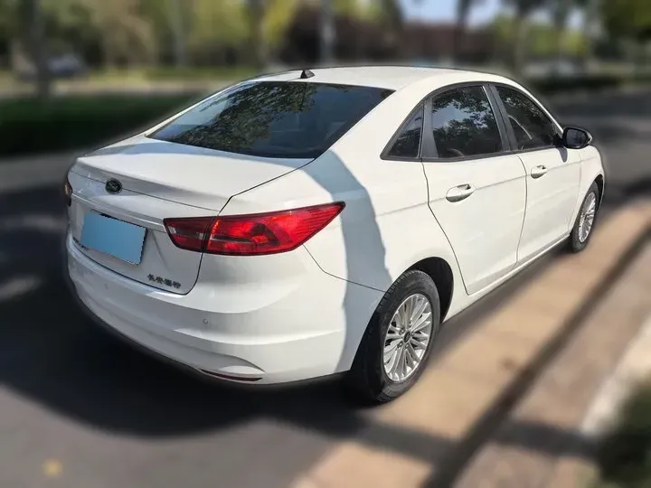 2017 Ford Escort 1.5L 113HP L4 5MT,autocango,china used car exporter,china ev exporter,chinese used car exporter,chinese used ev exporter