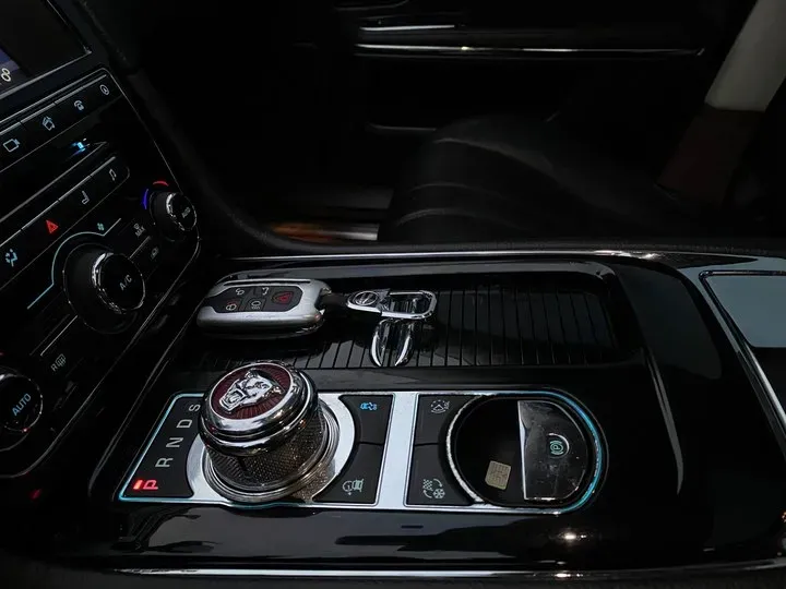 2016 Jaguar XJ 2.0T 240HP L4 8AT,autocango,china used car exporter,china ev exporter,chinese used car exporter,chinese used ev exporter