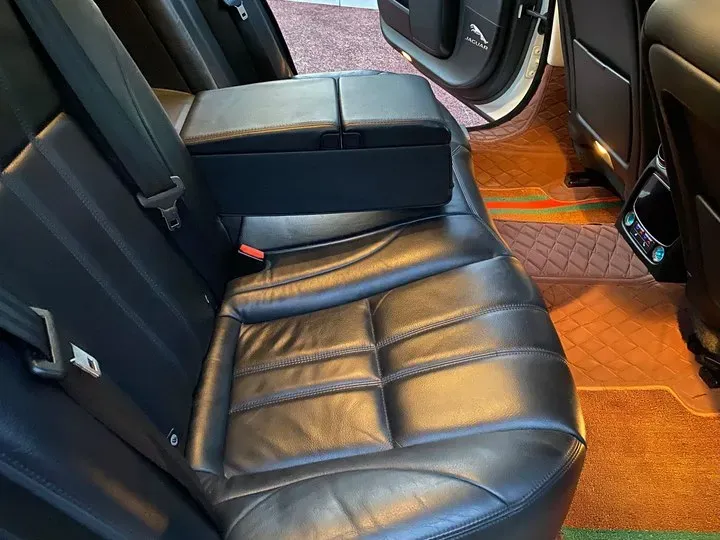 2016 Jaguar XJ 2.0T 240HP L4 8AT,autocango,china used car exporter,china ev exporter,chinese used car exporter,chinese used ev exporter