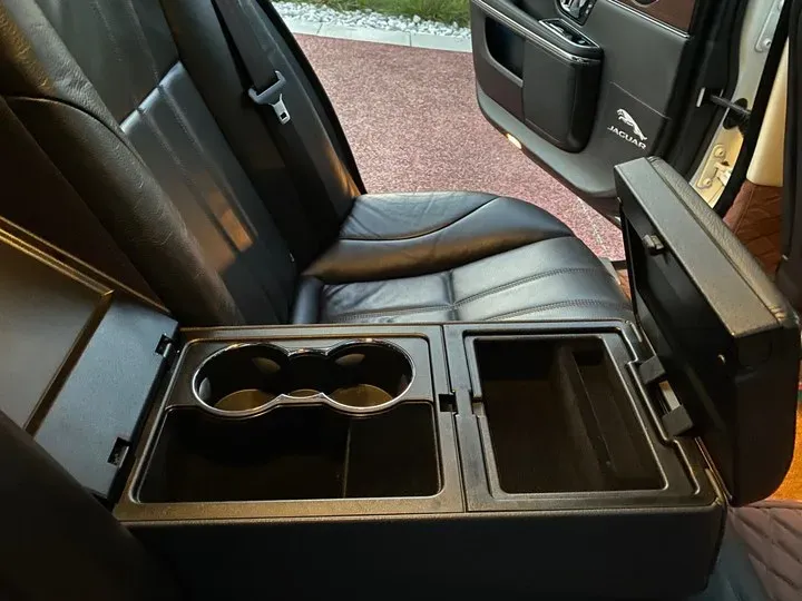 2016 Jaguar XJ 2.0T 240HP L4 8AT,autocango,china used car exporter,china ev exporter,chinese used car exporter,chinese used ev exporter