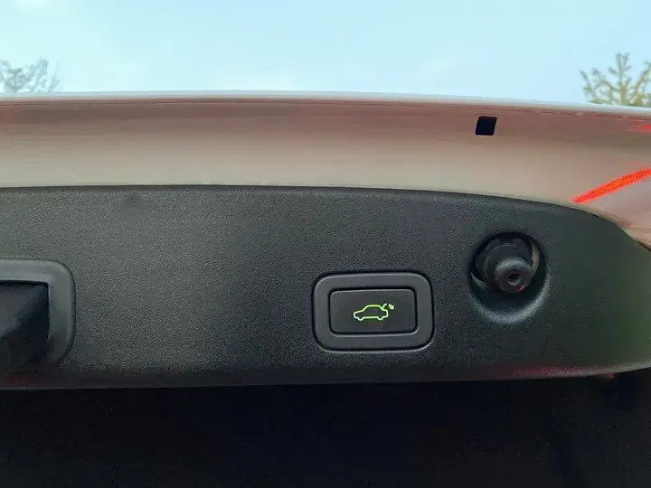 2016 Jaguar XJ 2.0T 240HP L4 8AT,autocango,china used car exporter,china ev exporter,chinese used car exporter,chinese used ev exporter