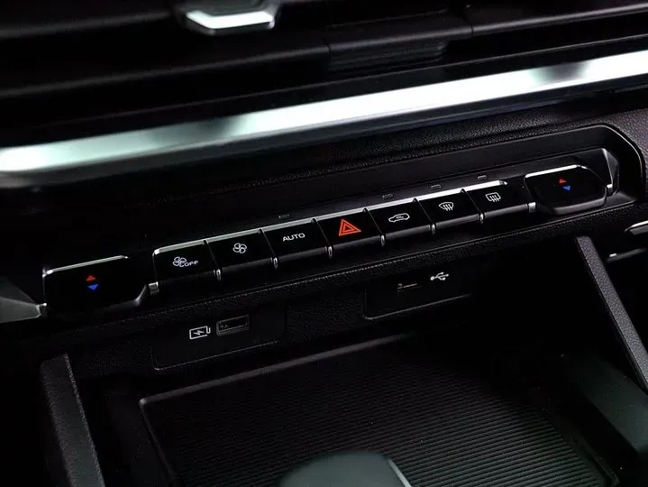 2023 Geely Okavango L 2.0T 218HP L4 7DCT,autocango,china used car exporter,china ev exporter,chinese used car exporter,chinese used ev exporter